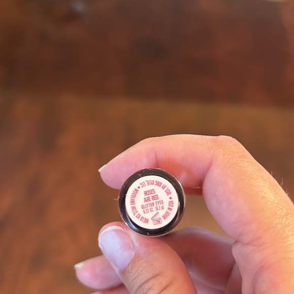 Kylie Cosmetics Roses are Red Glitter eyeshadow - Picture 5 of 6